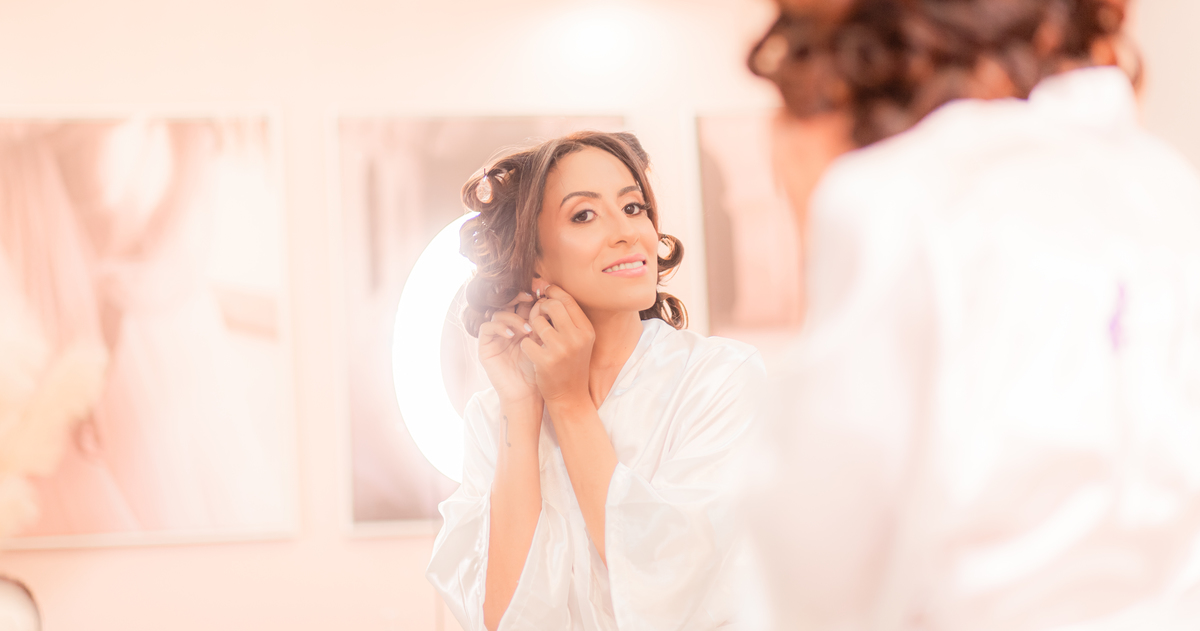 Maquiagem Noiva se arrumando vestido de noiva casamento