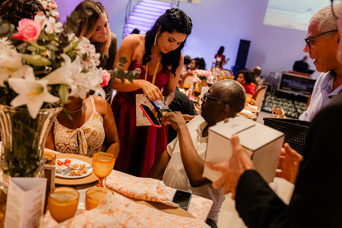 Casamento vestido de noiva festa cerimônia alegria e emoção