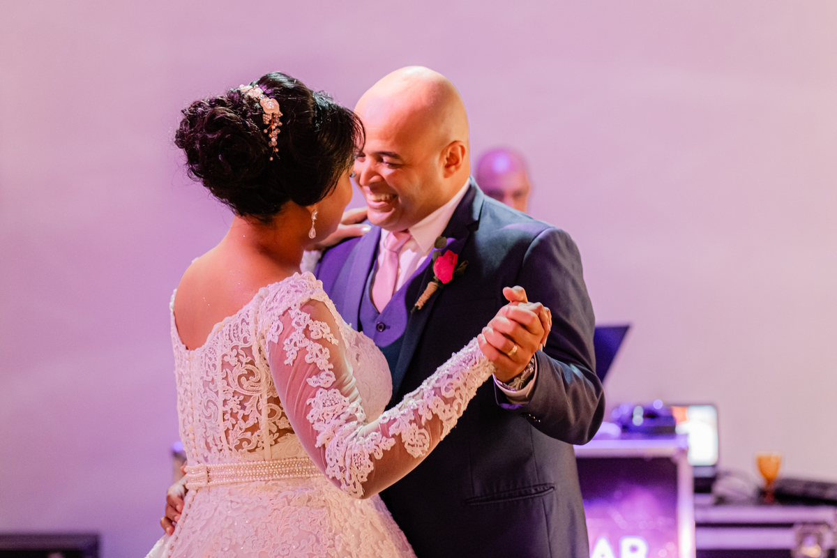 Casamento vestido de noiva festa cerimônia alegria e emoção