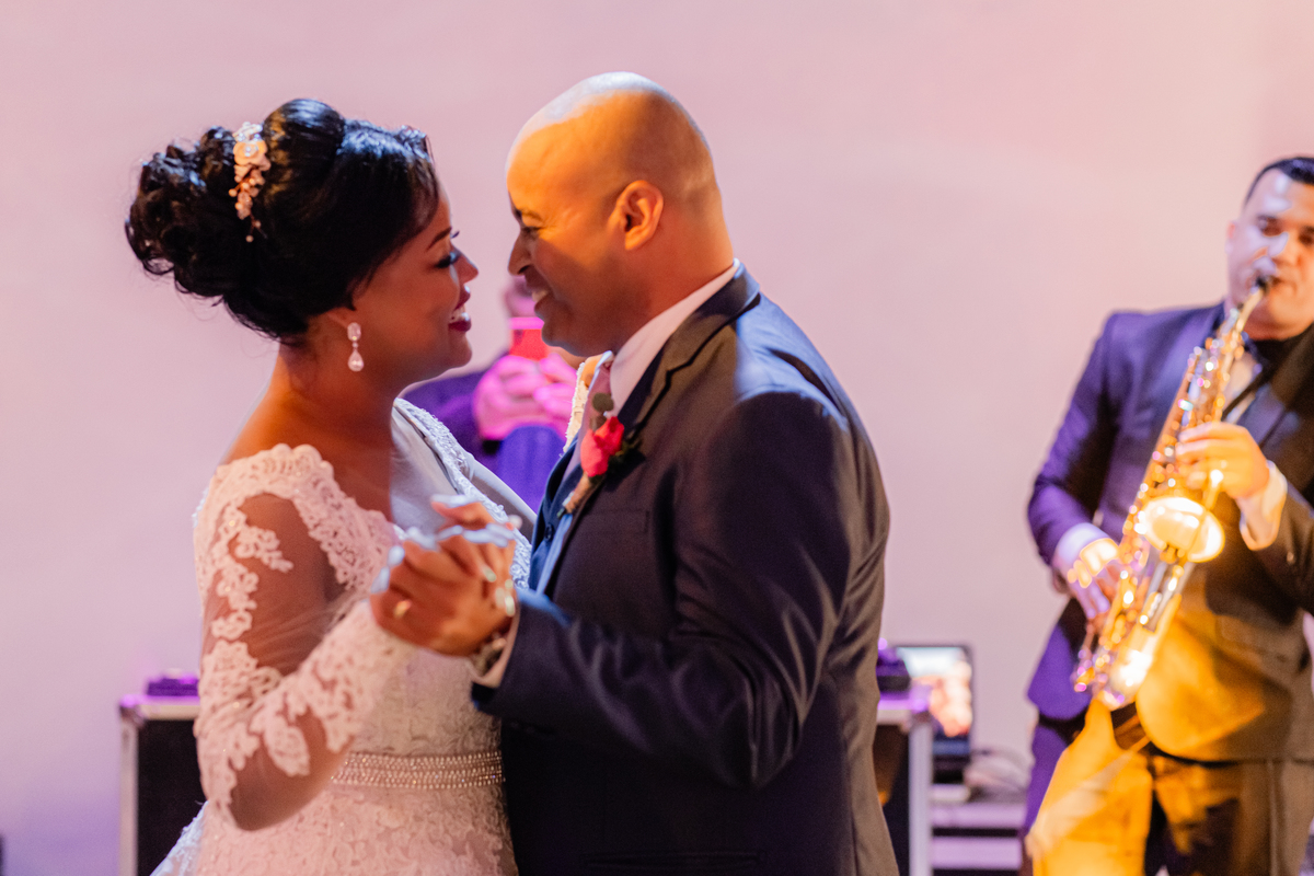 Casamento vestido de noiva festa cerimônia alegria e emoção