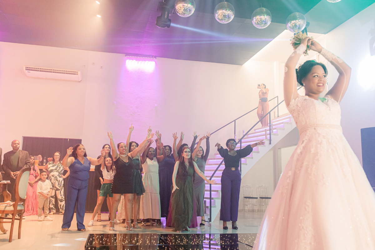 Casamento vestido de noiva festa cerimônia alegria e emoção