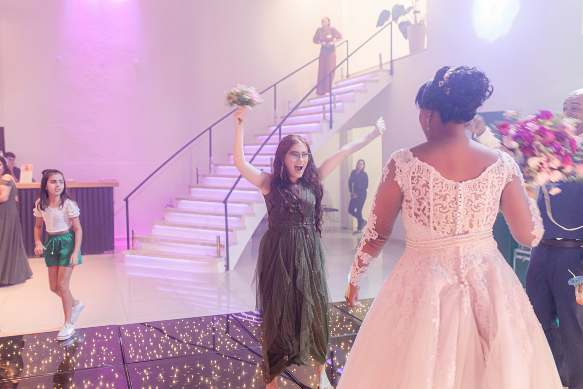 Casamento vestido de noiva festa cerimônia alegria e emoção