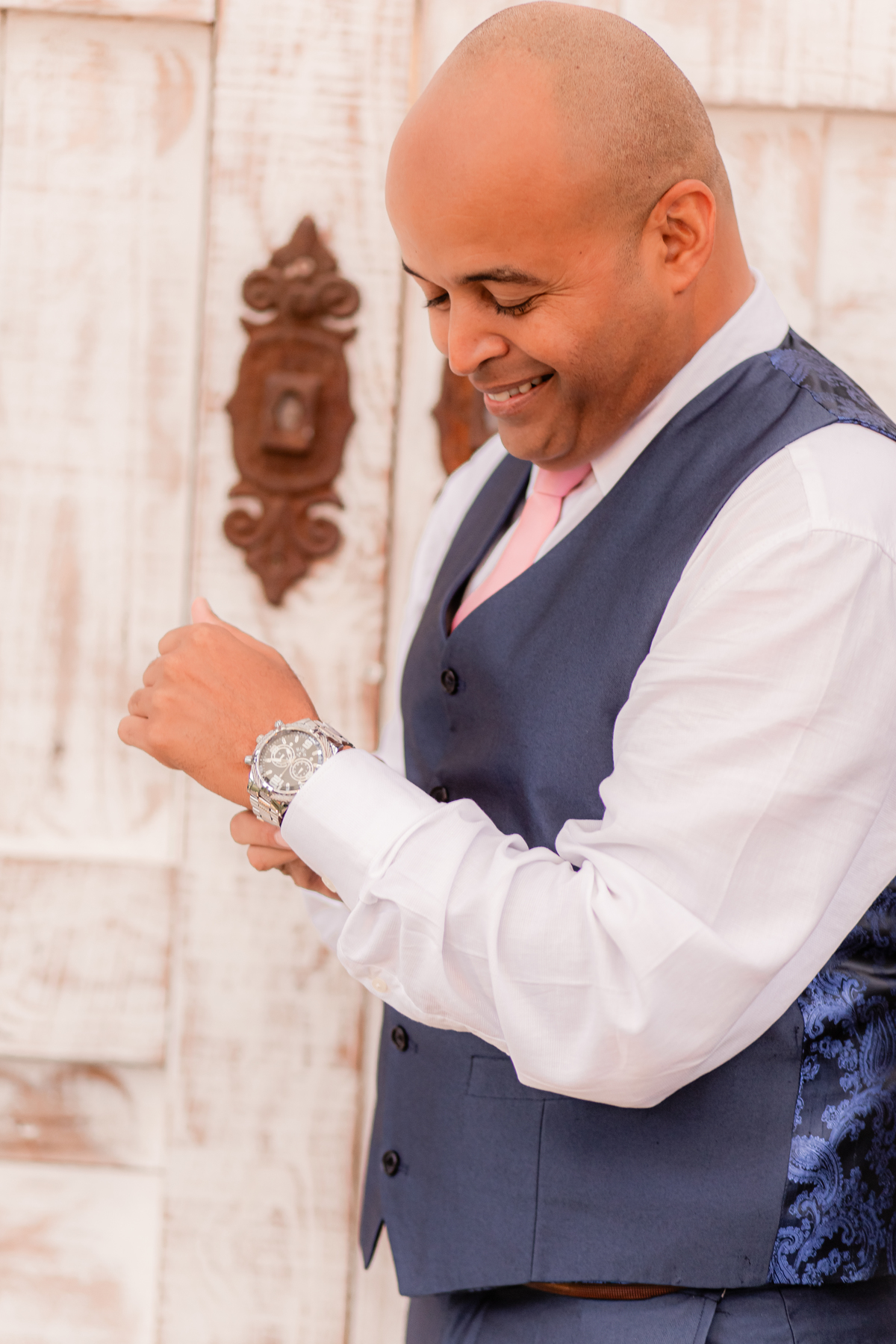 detalhes casamento making of noivo se arrumando