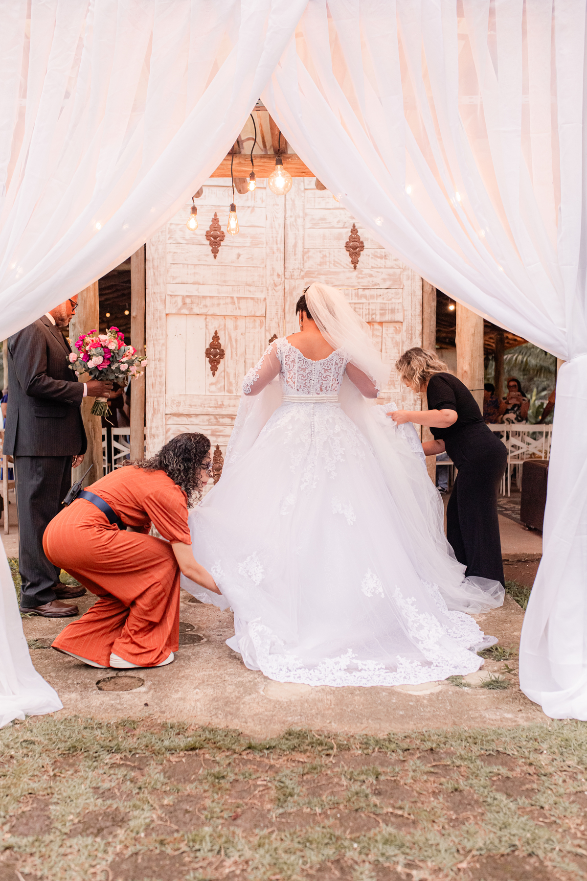 Casamento vestido de noiva festa cerimônia alegria e emoção
