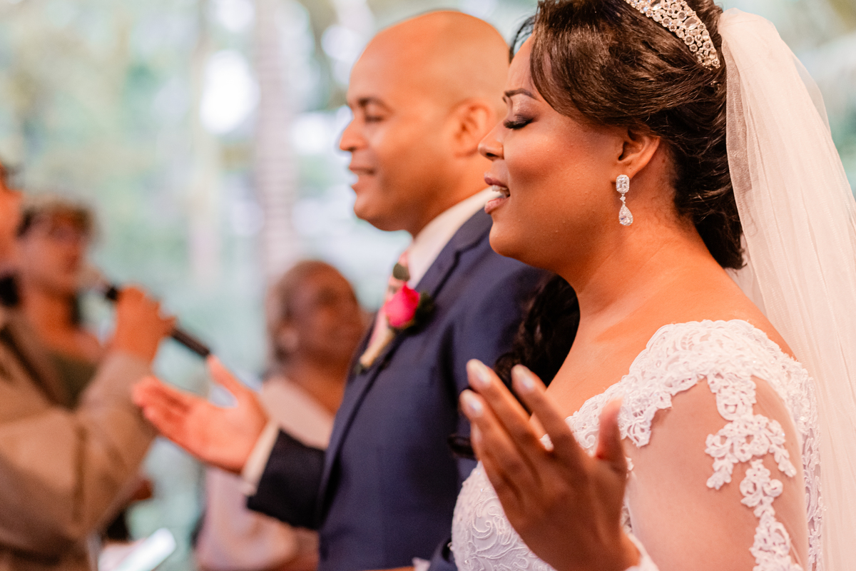 Casamento vestido de noiva festa cerimônia alegria e emoção