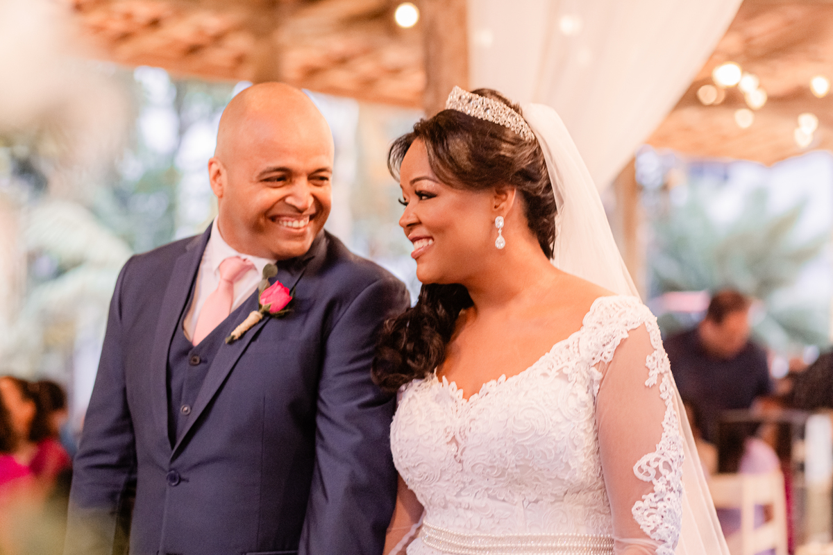 Casamento vestido de noiva festa cerimônia alegria e emoção