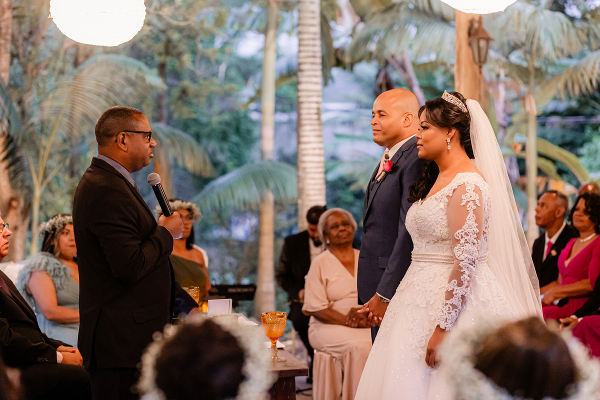 Casamento vestido de noiva festa cerimônia alegria e emoção