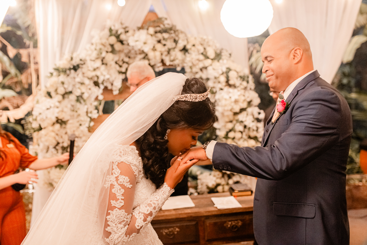 Casamento vestido de noiva festa cerimônia alegria e emoção
