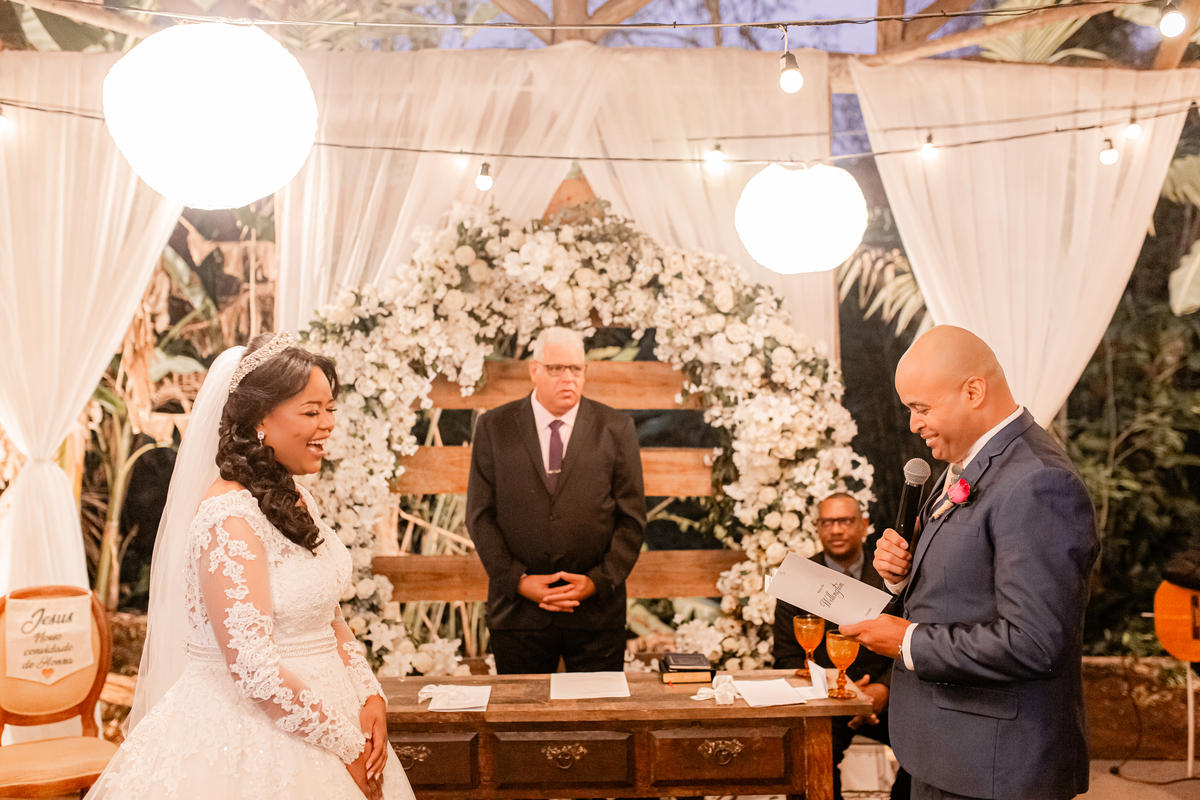Casamento vestido de noiva festa cerimônia alegria e emoção