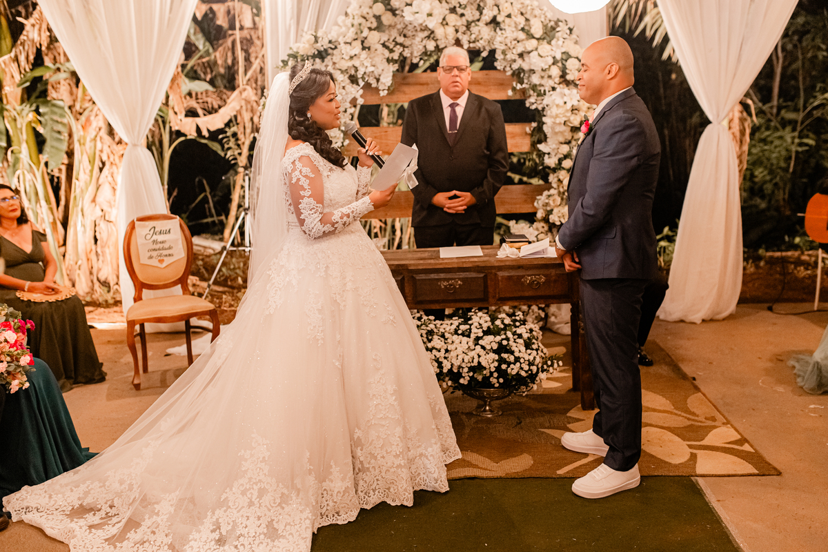 Casamento vestido de noiva festa cerimônia alegria e emoção