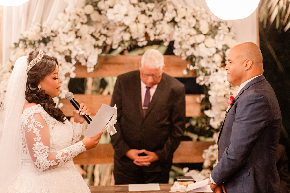 Casamento vestido de noiva festa cerimônia alegria e emoção