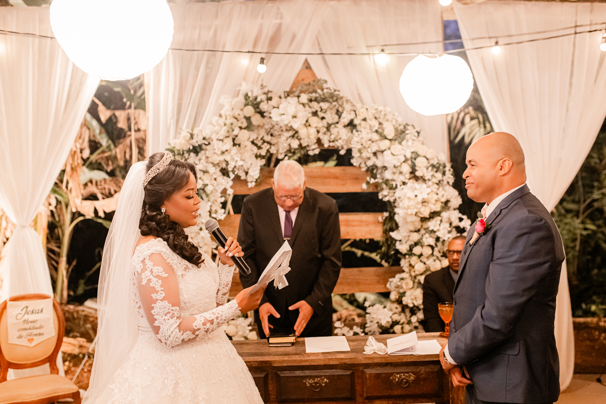 Casamento vestido de noiva festa cerimônia alegria e emoção