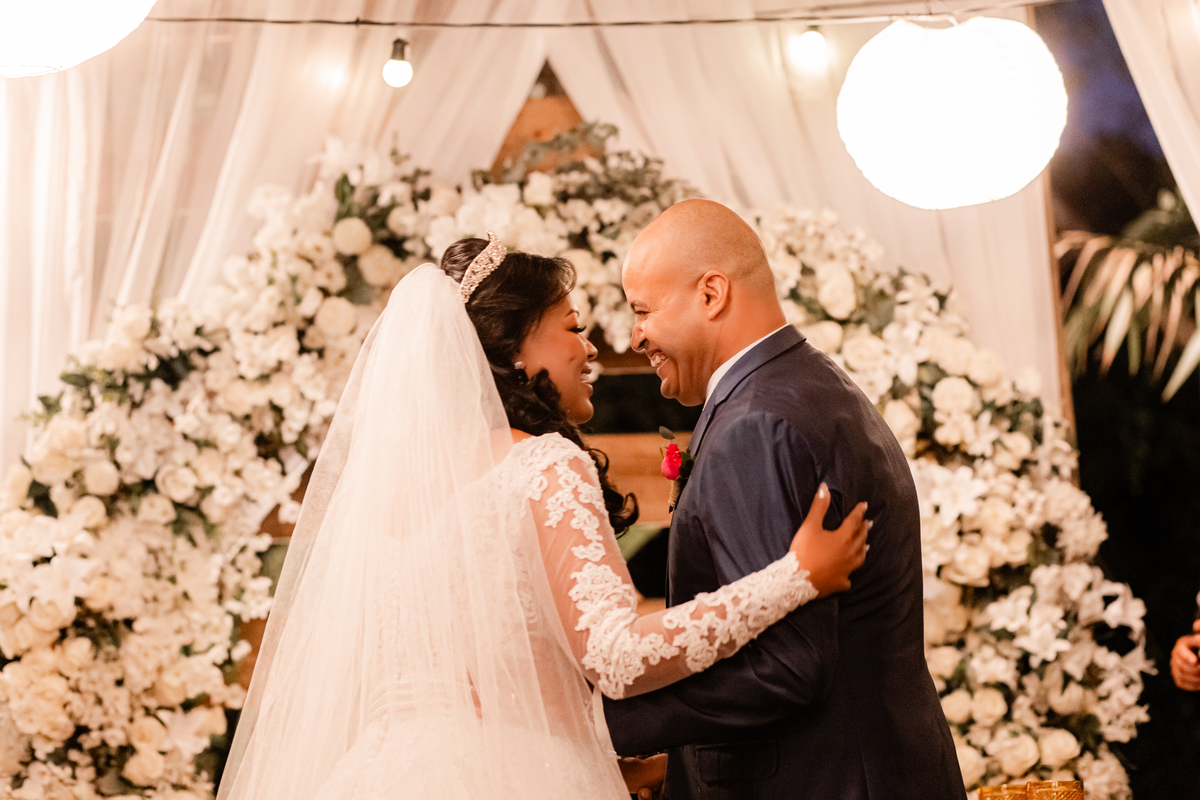 Casamento vestido de noiva festa cerimônia alegria e emoção