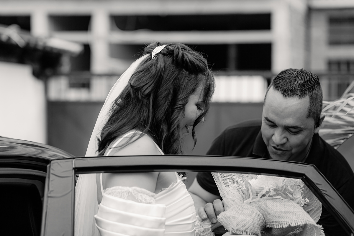 Casamento noiva entrada alegria emoção detalhes