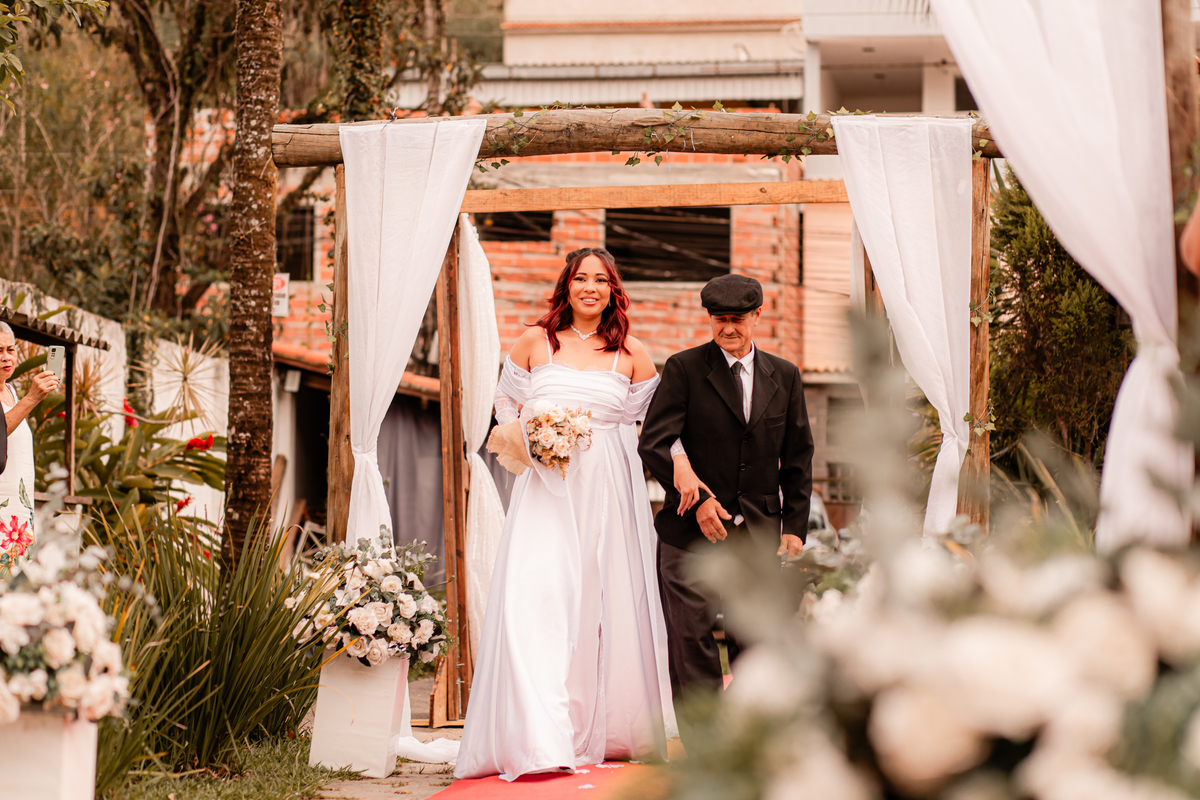 Casamento noiva entrada alegria emoção detalhes