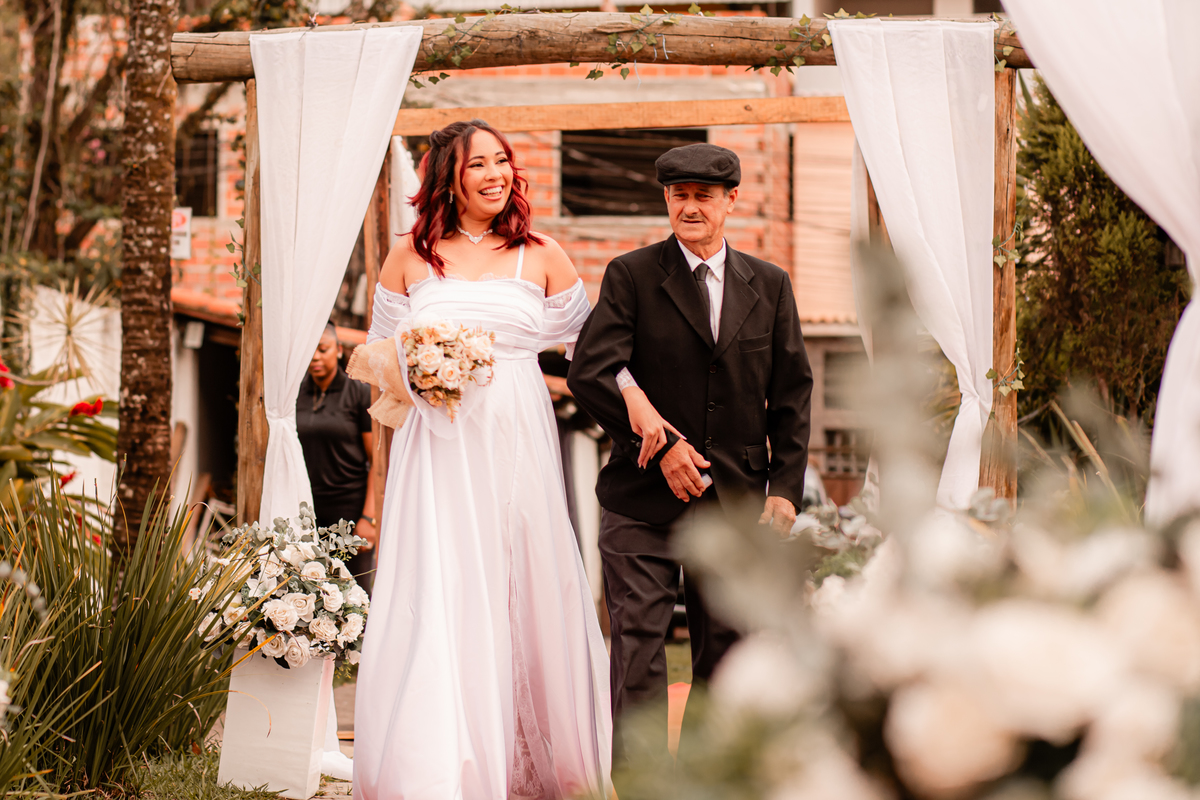 Casamento noiva entrada alegria emoção detalhes
