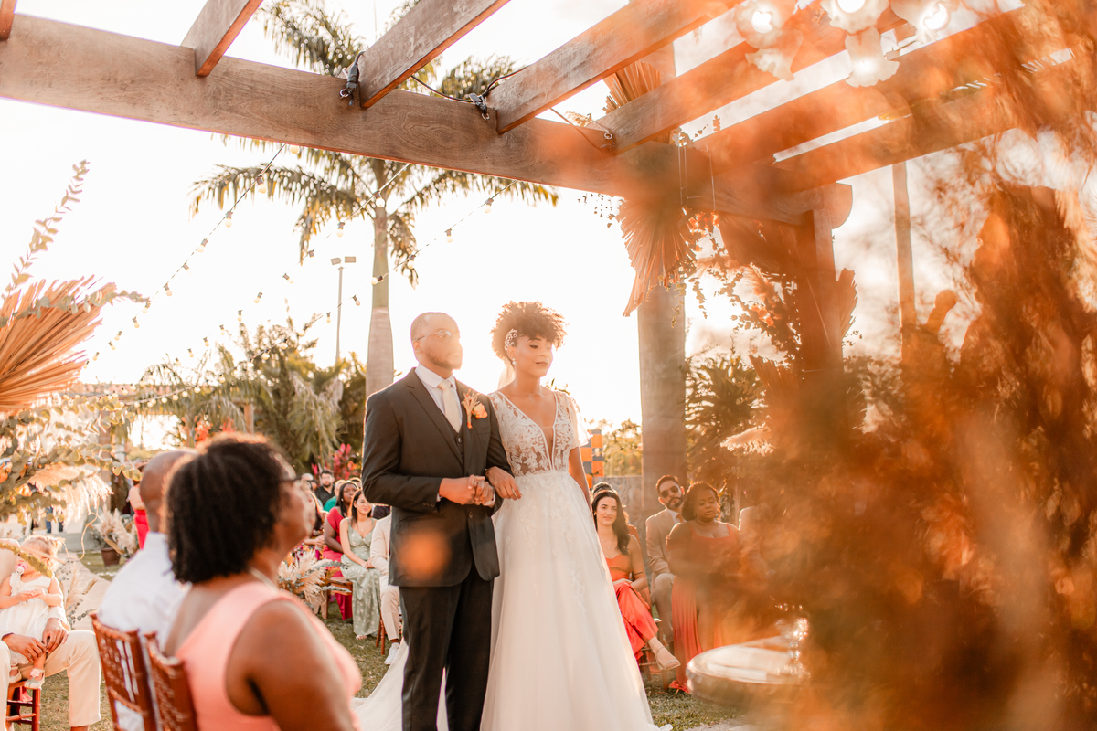 Casamento Por do Sol Amor Noivos Vestido de noiva Emoção Alegria