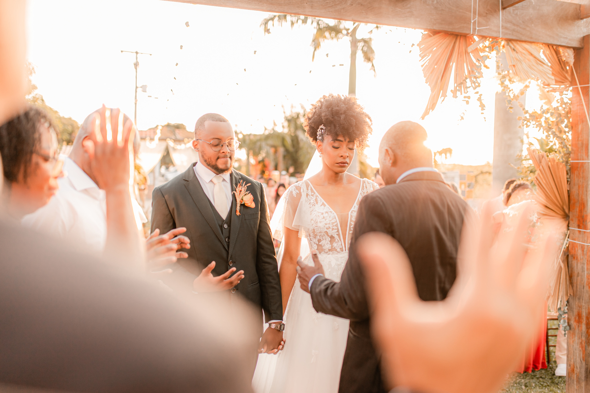 Casamento Por do Sol Amor Noivos Vestido de noiva Emoção Alegria