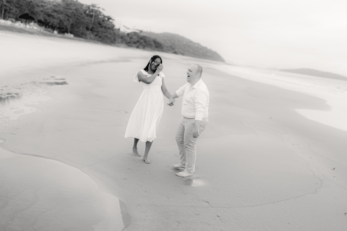 Ensaio Fotográfico na praia, Pré Wedding Praia, Angra dos Reis, amor, carinho, cumplicidade, Noiva, Casamento