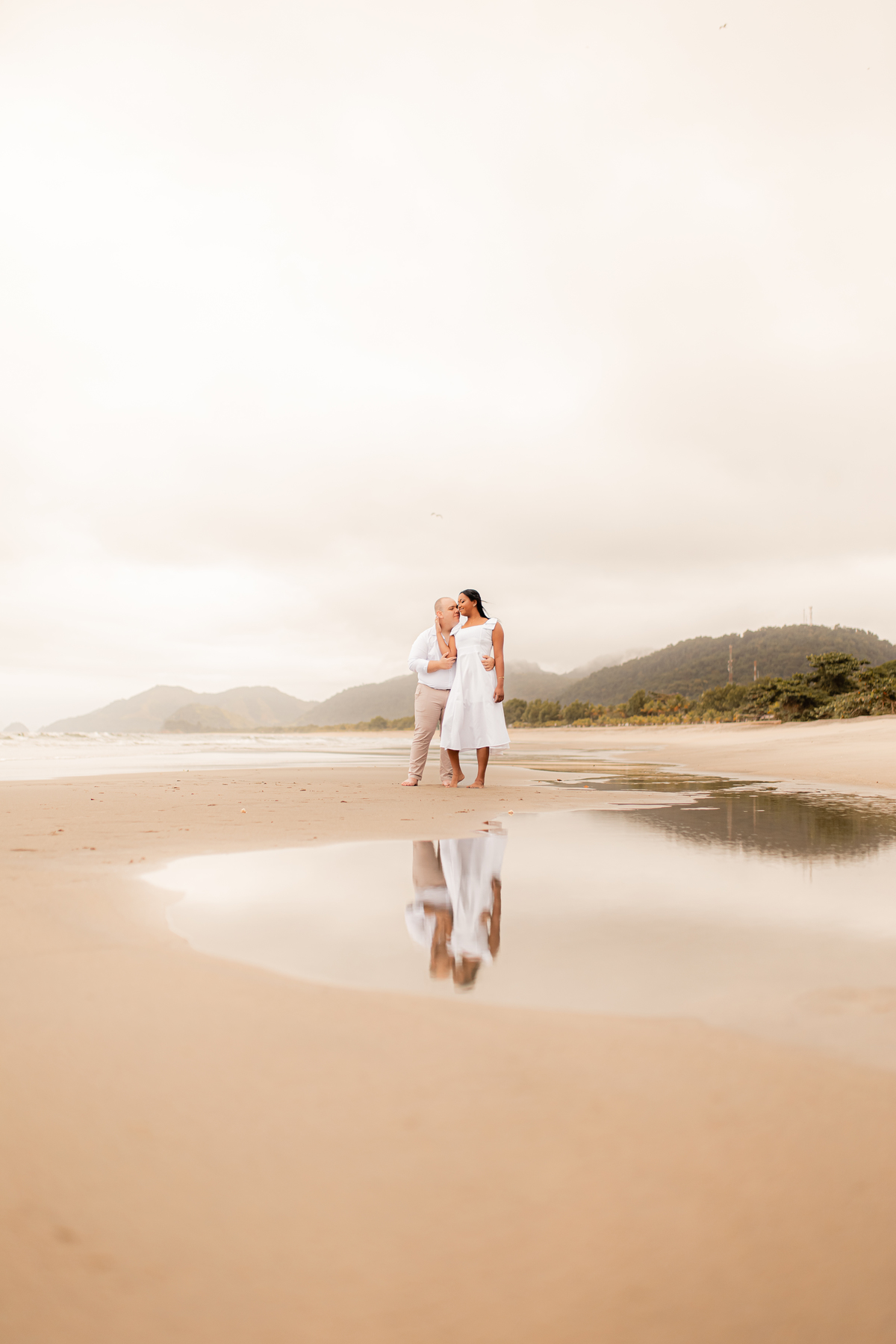 Ensaio Fotográfico na praia, Pré Wedding Praia, Angra dos Reis, amor, carinho, cumplicidade, Noiva, Casamento