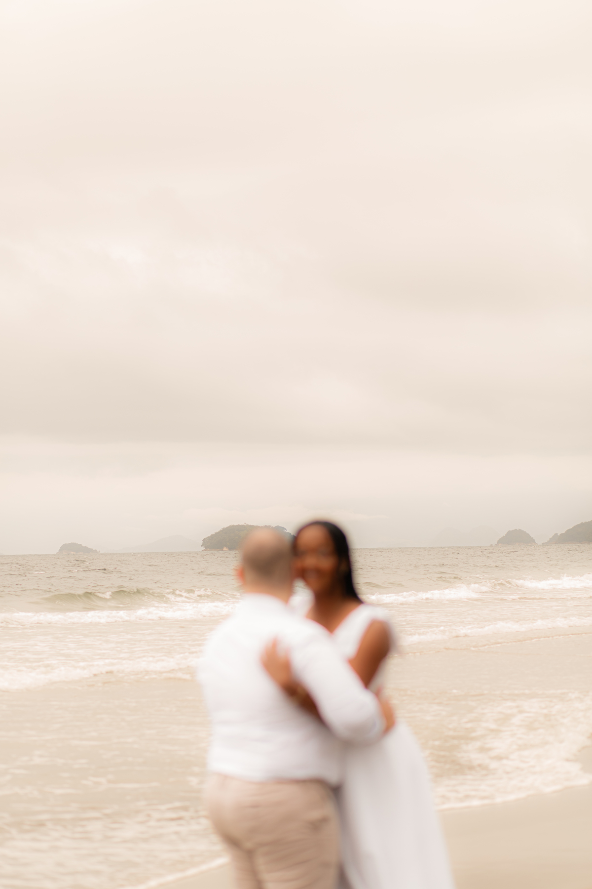 Ensaio Fotográfico na praia, Pré Wedding Praia, Angra dos Reis, amor, carinho, cumplicidade, Noiva, Casamento