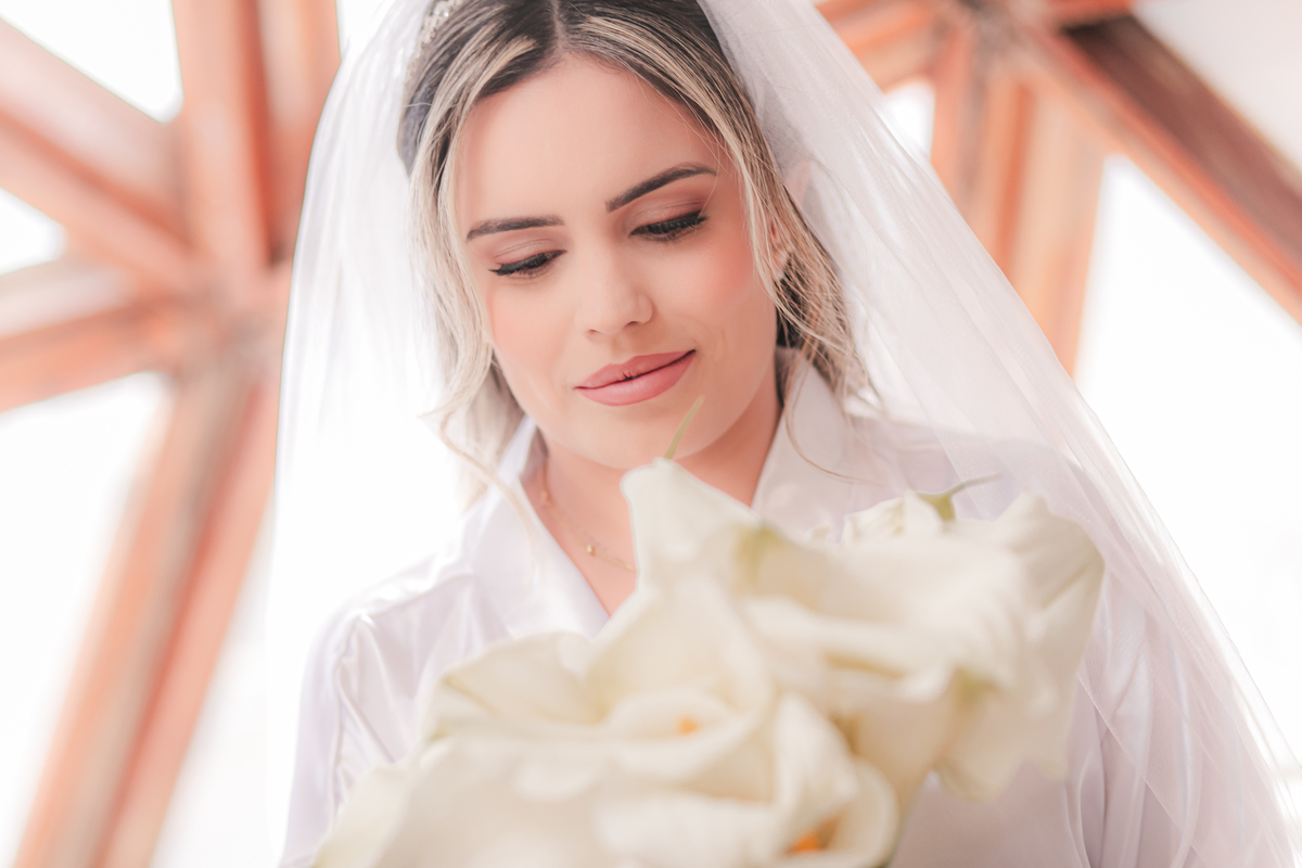 Making Of Casamento Vestido de Noiva Maquiagem Por do Sol Amor Noivos Buquê Flores Noiva