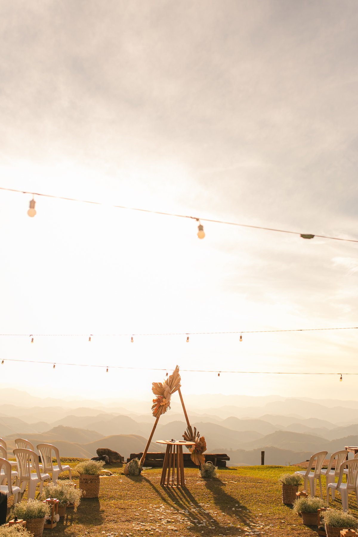 Casamento Vestido de Noiva Por do Sol Amor Noivos Montanha Emoção Casamento Luxo