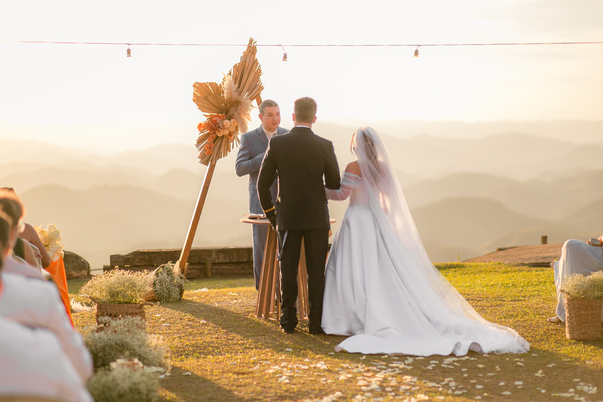 Casamento Vestido de Noiva Por do Sol Amor Noivos Montanha Emoção Casamento Luxo