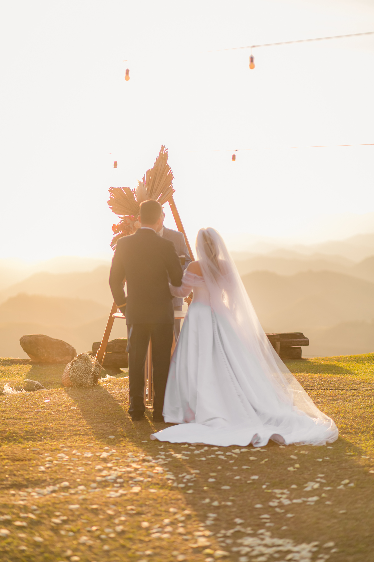 Casamento Vestido de Noiva Por do Sol Amor Noivos Montanha Emoção Casamento Luxo