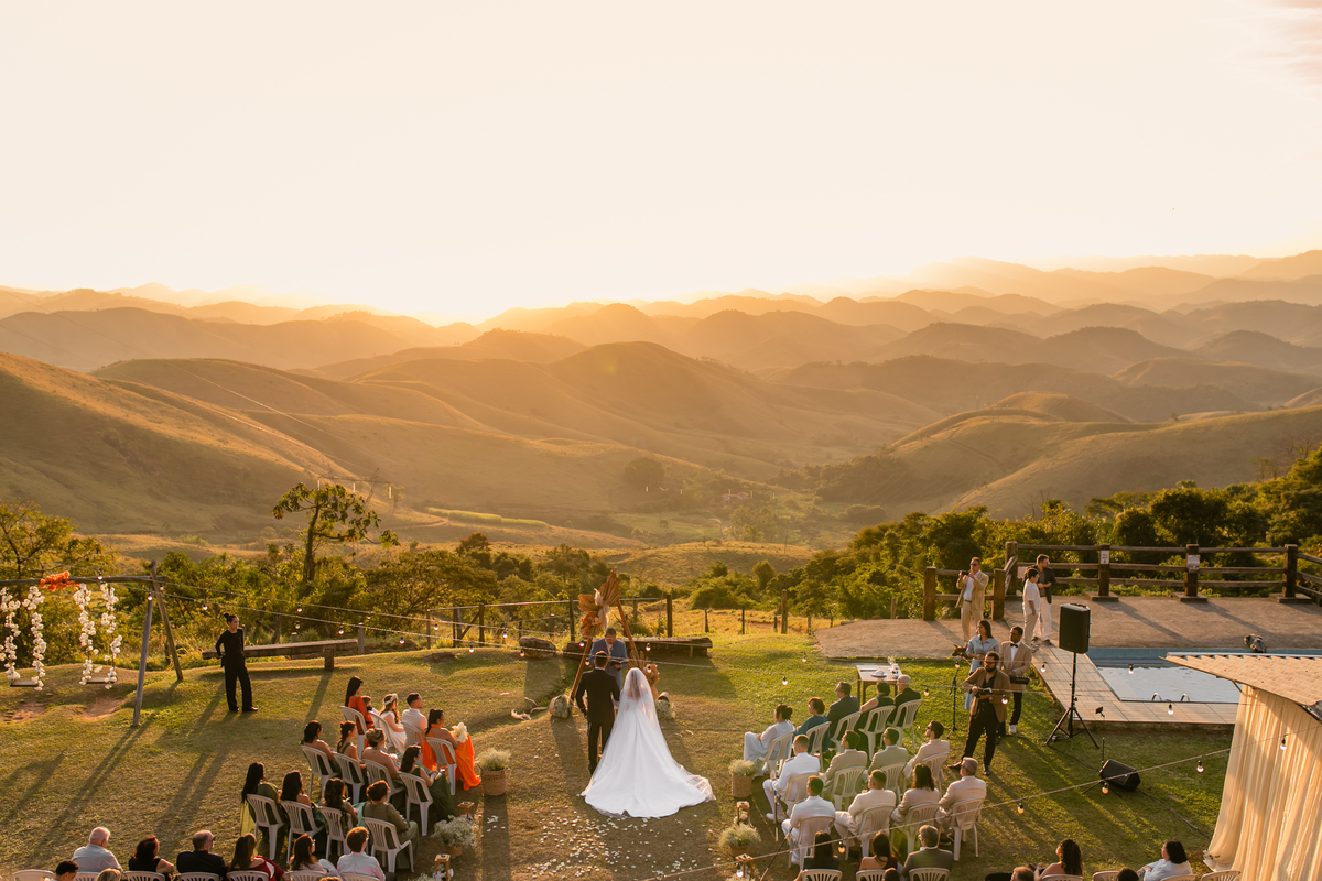 Casamento Vestido de Noiva Por do Sol Amor Noivos Montanha Emoção Casamento Luxo