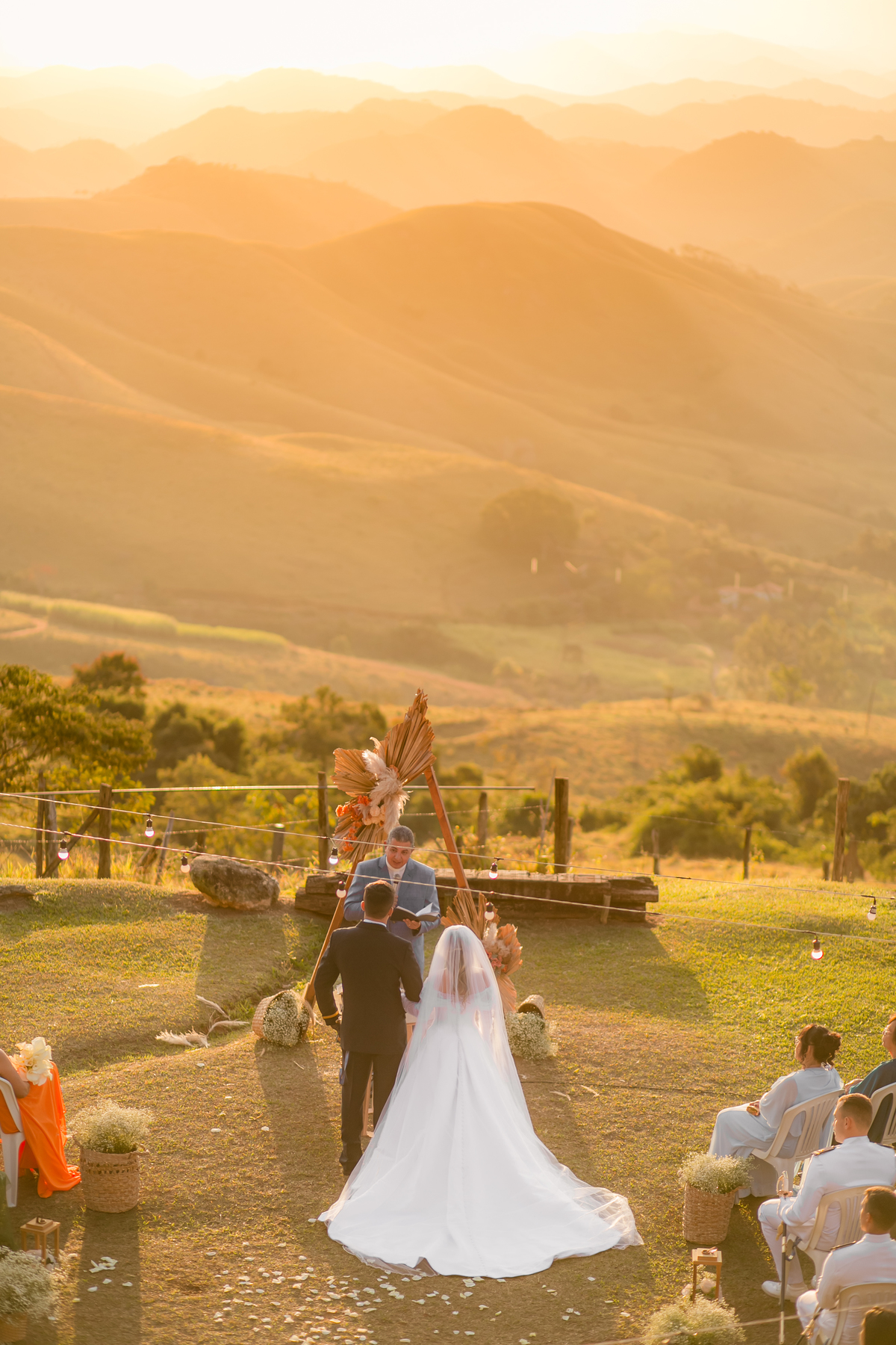 Casamento Vestido de Noiva Por do Sol Amor Noivos Montanha Emoção Casamento Luxo
