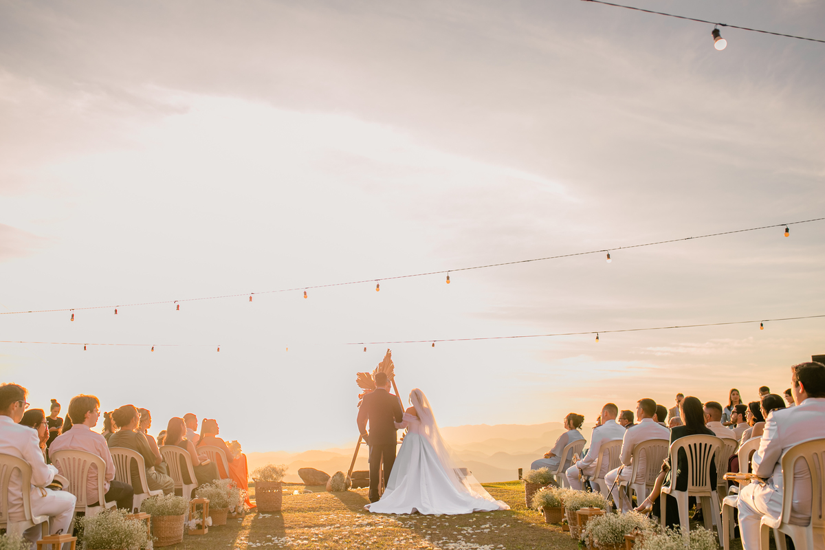 Casamento Vestido de Noiva Por do Sol Amor Noivos Montanha Emoção Casamento Luxo