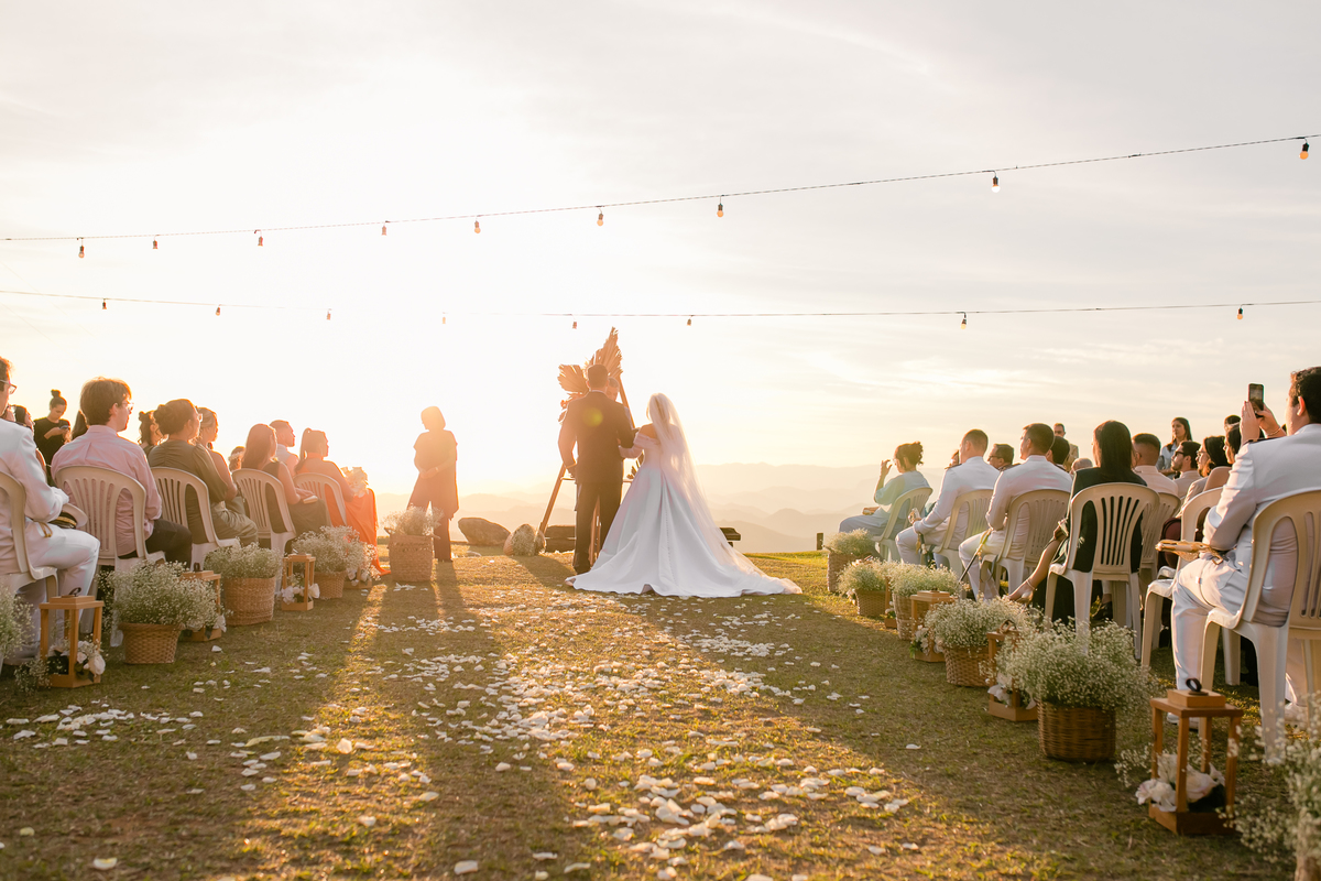 Casamento Vestido de Noiva Por do Sol Amor Noivos Montanha Emoção Casamento Luxo
