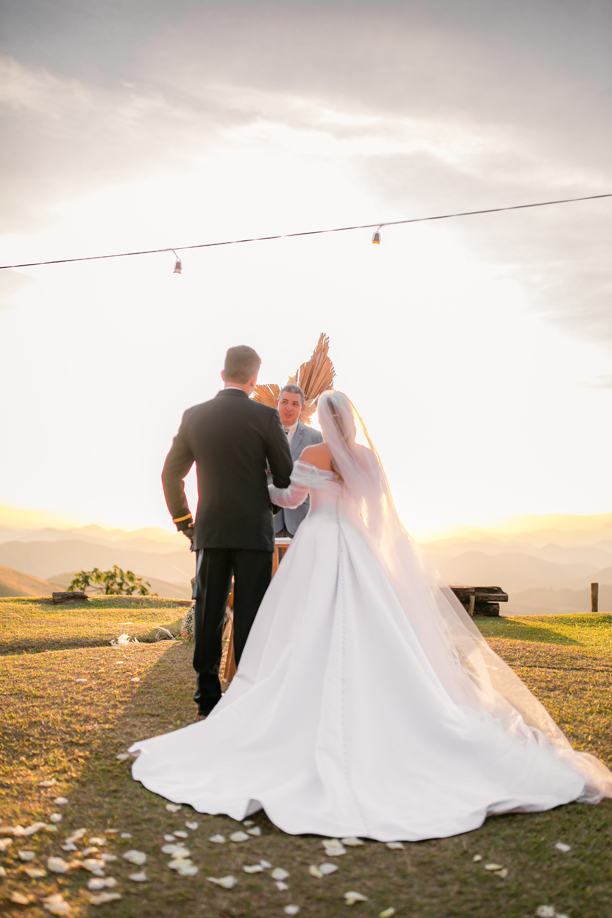Casamento Vestido de Noiva Por do Sol Amor Noivos Montanha Emoção Casamento Luxo