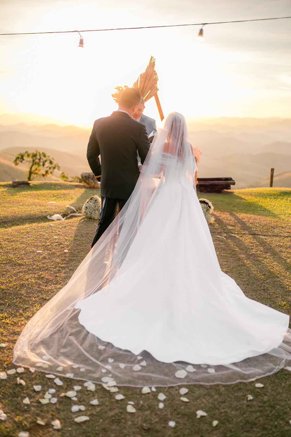 Casamento Vestido de Noiva Por do Sol Amor Noivos Montanha Emoção Casamento Luxo