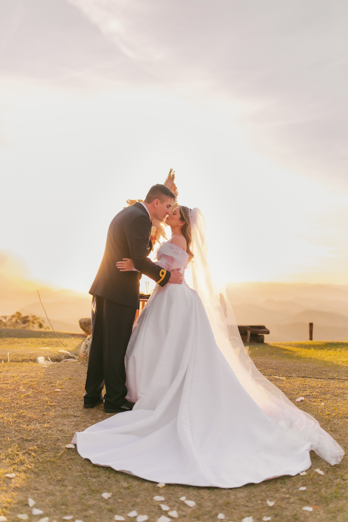 Casamento Vestido de Noiva Por do Sol Amor Noivos Montanha Emoção Casamento Luxo