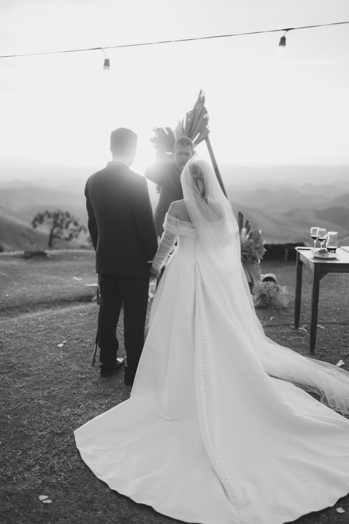 Casamento Vestido de Noiva Por do Sol Amor Noivos Montanha Emoção Casamento Luxo