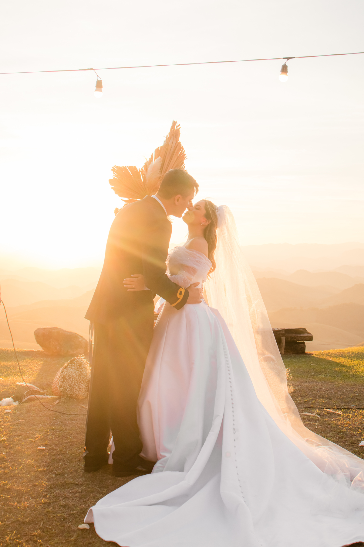 Casamento Vestido de Noiva Por do Sol Amor Noivos Montanha Emoção Casamento Luxo