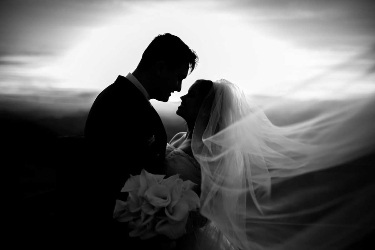 Casamento Vestido de Noiva Por do Sol Amor Noivos Montanha Emoção Casamento Luxo