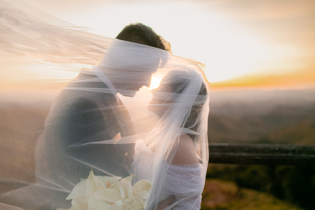 Casamento Vestido de Noiva Por do Sol Amor Noivos Montanha Emoção Casamento Luxo