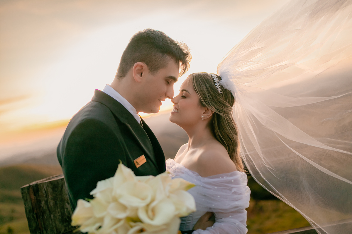 Casamento Vestido de Noiva Por do Sol Amor Noivos Montanha Emoção Casamento Luxo