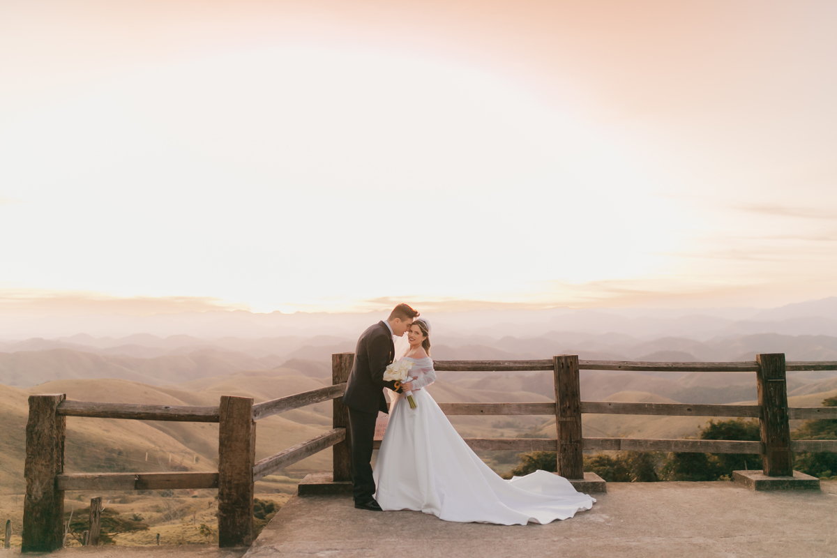 Casamento Vestido de Noiva Por do Sol Amor Noivos Montanha Emoção Casamento Luxo