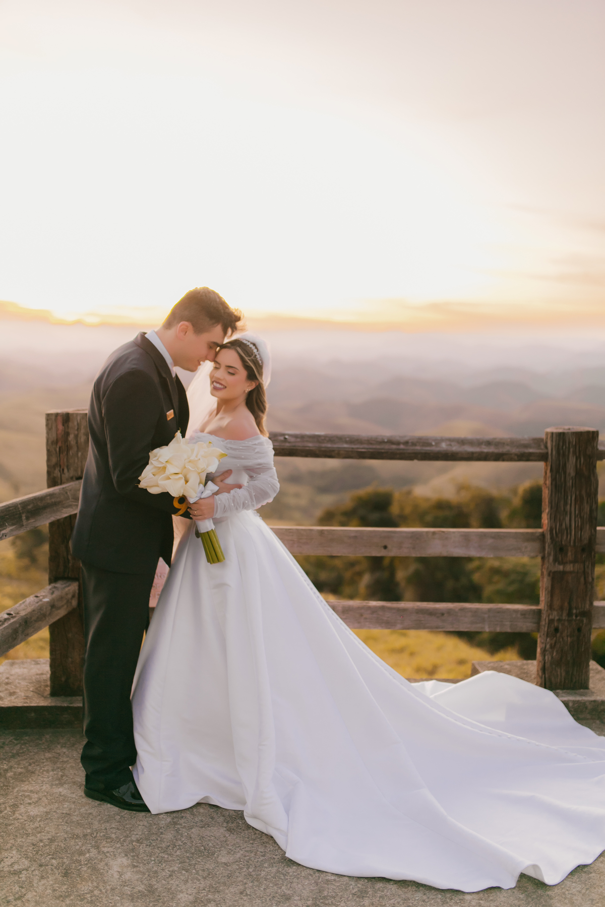 Casamento Vestido de Noiva Por do Sol Amor Noivos Montanha Emoção Casamento Luxo