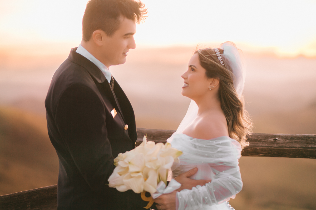 Casamento Vestido de Noiva Por do Sol Amor Noivos Montanha Emoção Casamento Luxo