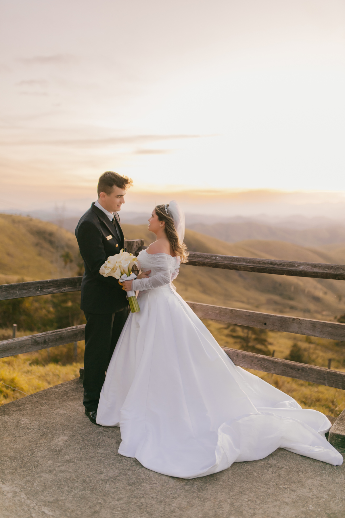 Casamento Vestido de Noiva Por do Sol Amor Noivos Montanha Emoção Casamento Luxo