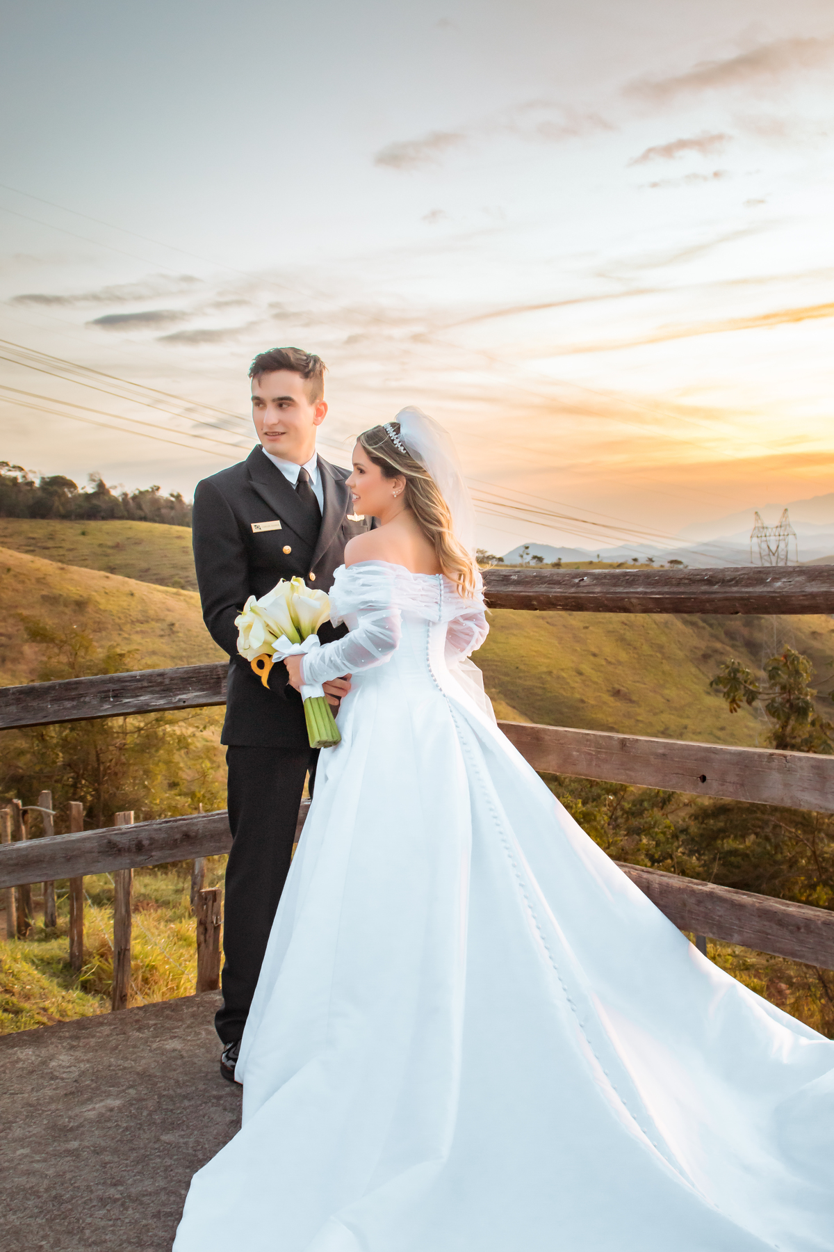 Casamento Vestido de Noiva Por do Sol Amor Noivos Montanha Emoção Casamento Luxo