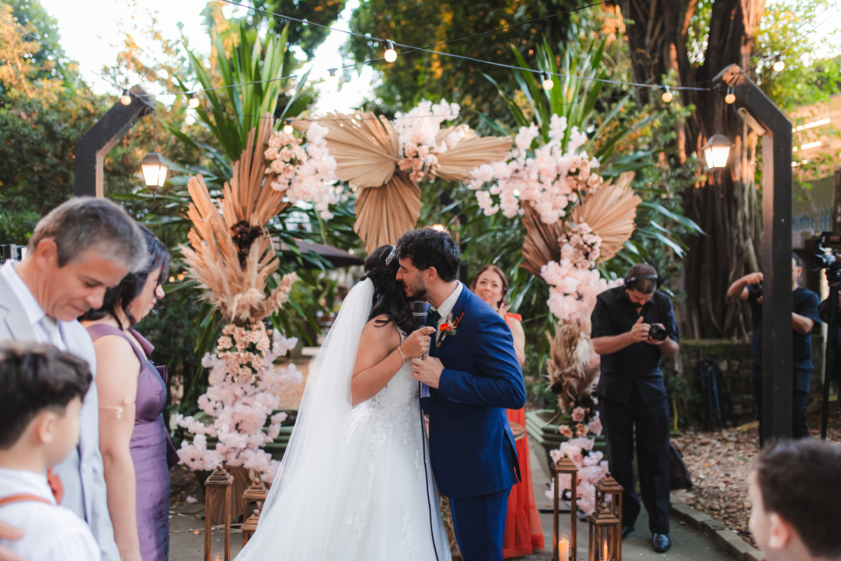 casamento inesquecível emoção sonho realização noiva noivo olhares amor