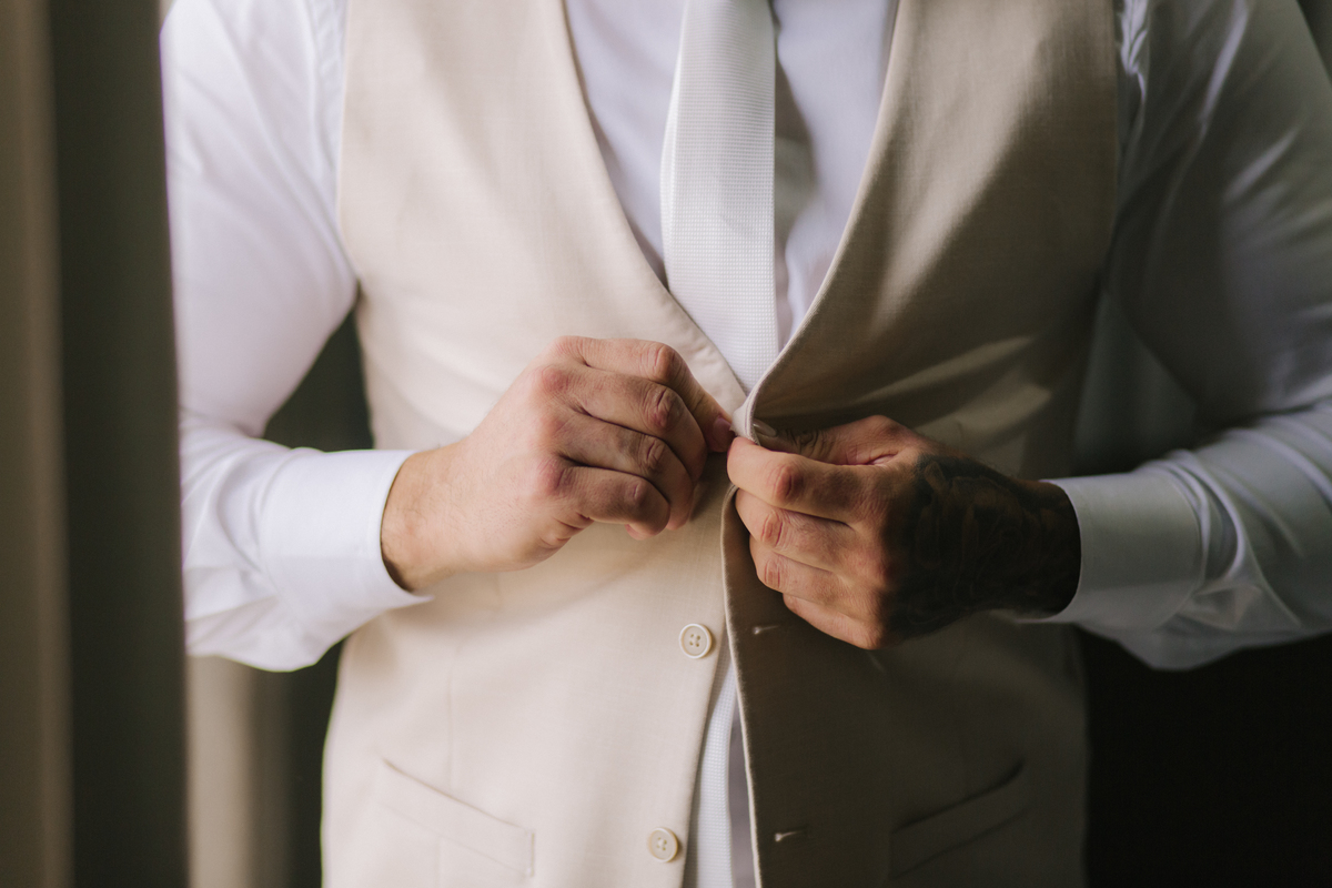 noivo se arrumando making of casamento