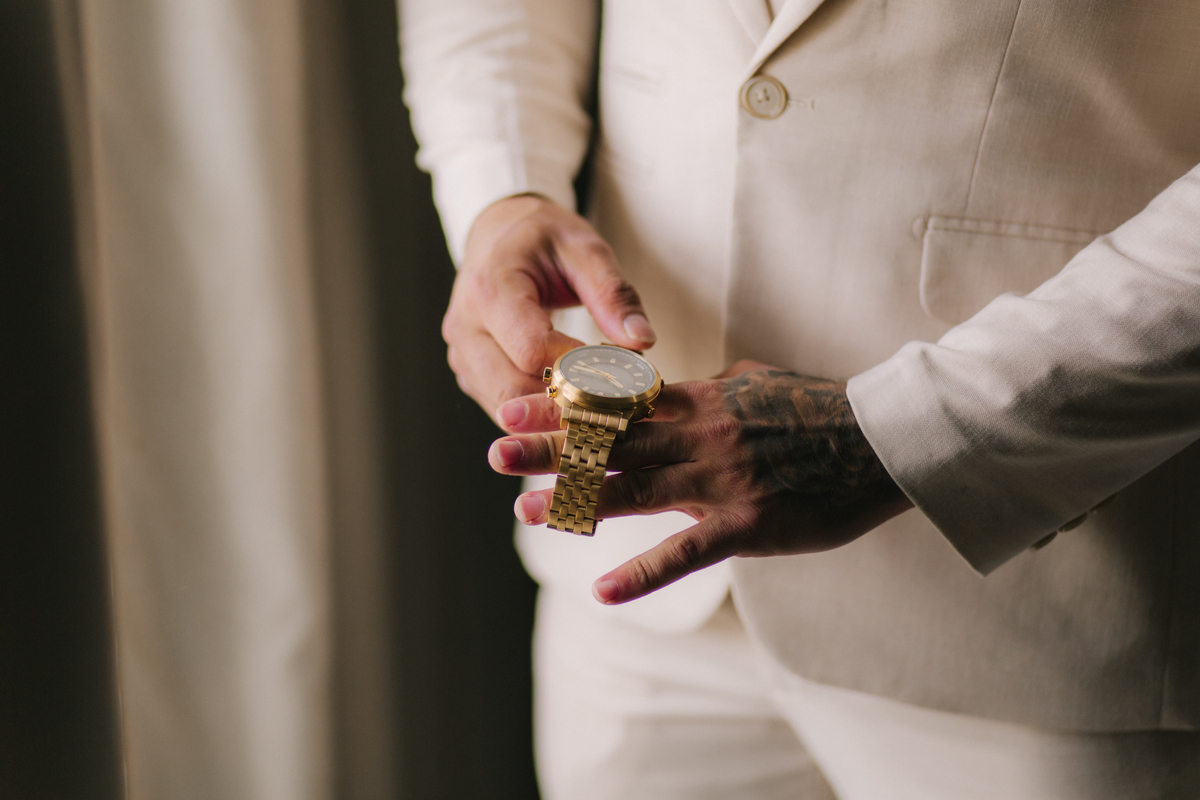 noivo se arrumando making of casamento