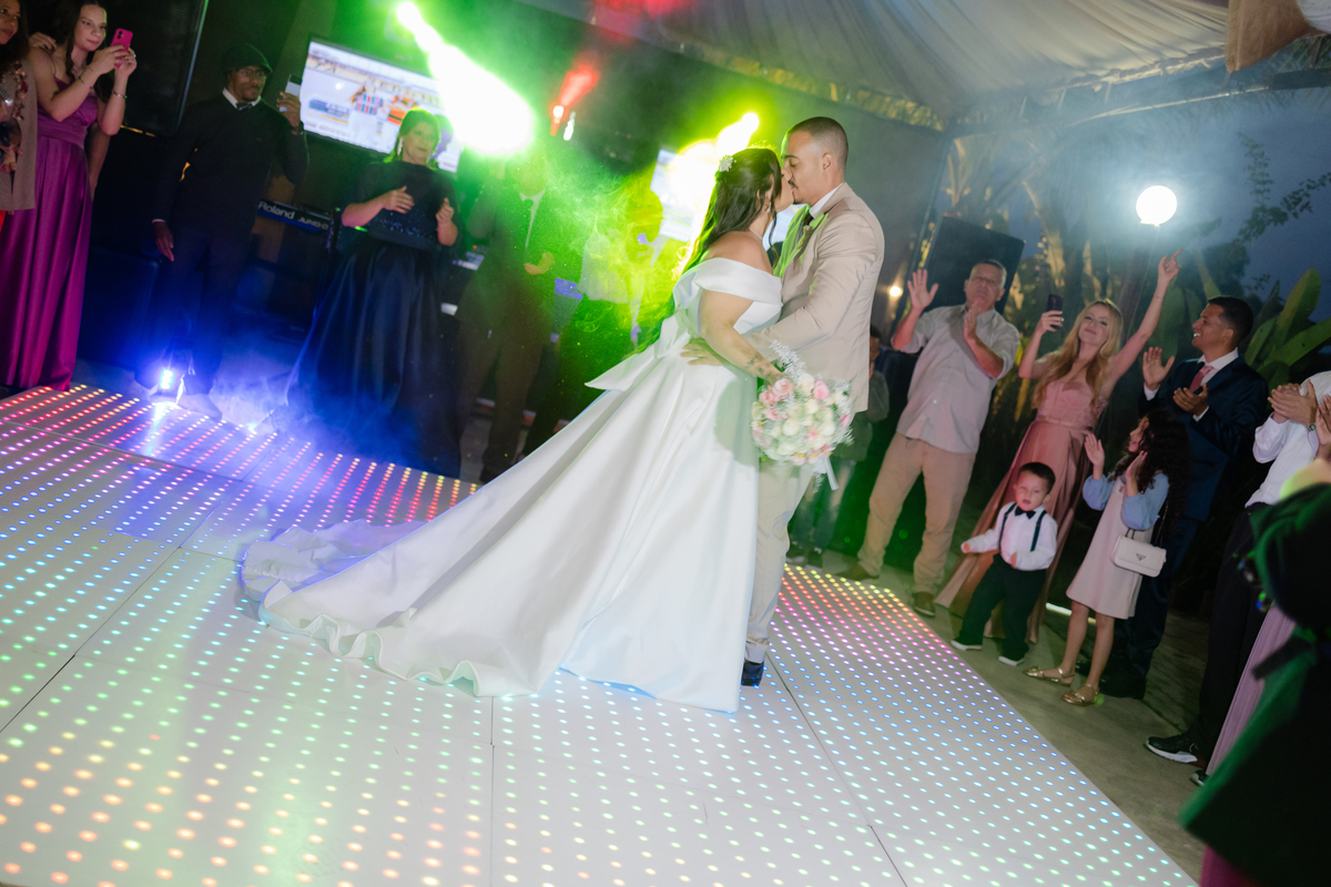 Vestido de Noiva, Casamento, Cerimônia, noiva se arrumando, Casamento sítio campo, Emoção, Inesquecível Casamento, Alegria, aliança de casamento